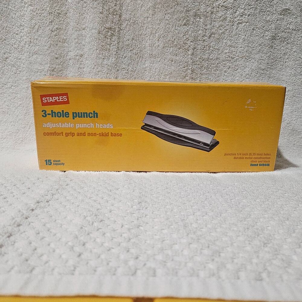 Staples 3-Hole Punch – 15 Sheet Capacity